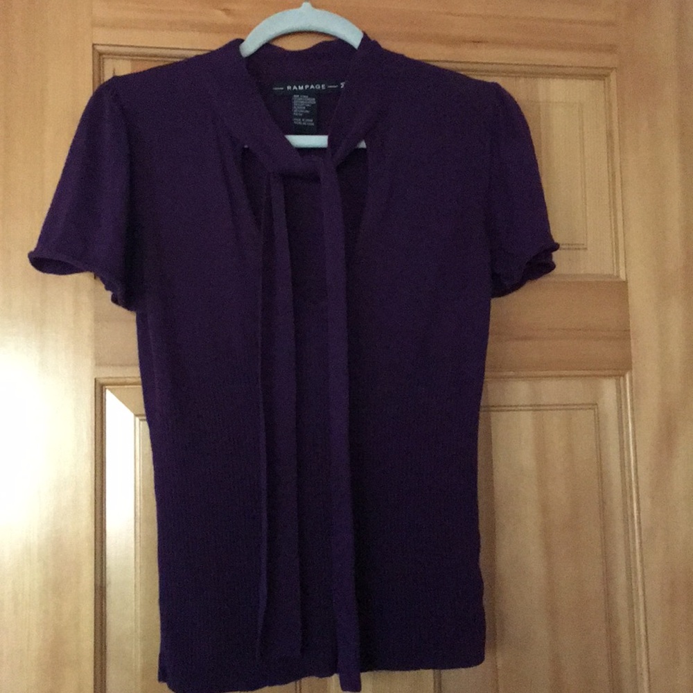 Dressy sweater with tie